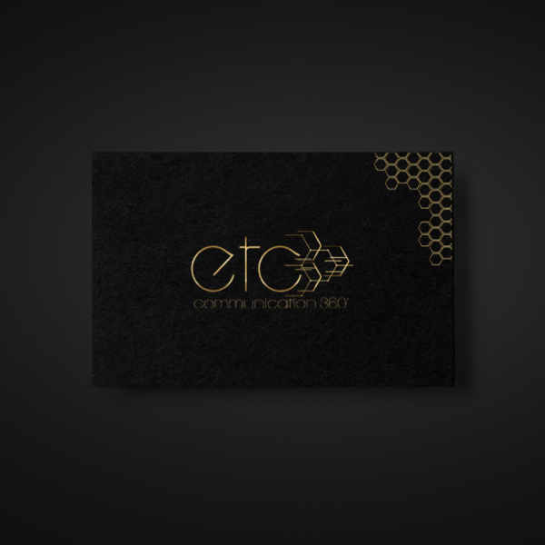 exemple de carte de visite noire avec logo or "etc communication 360"