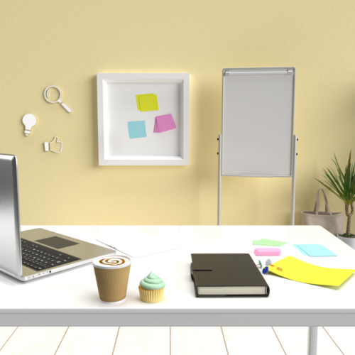 photo de bureau présentant des agenda, tableau blanc et ordinateur pour illustrer la planification du projet Ux design